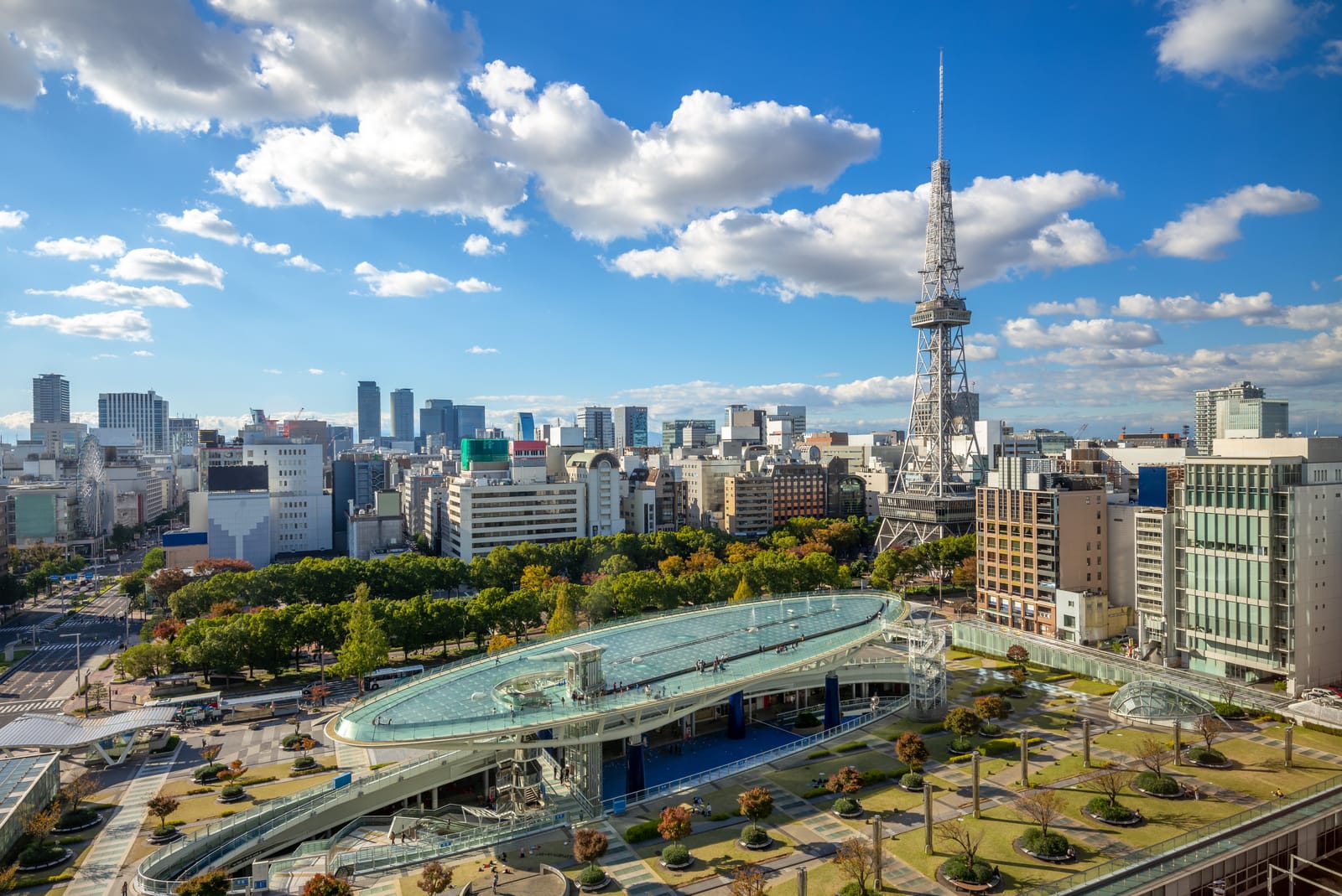 オアシス21とテレビ塔が見える栄の街並み